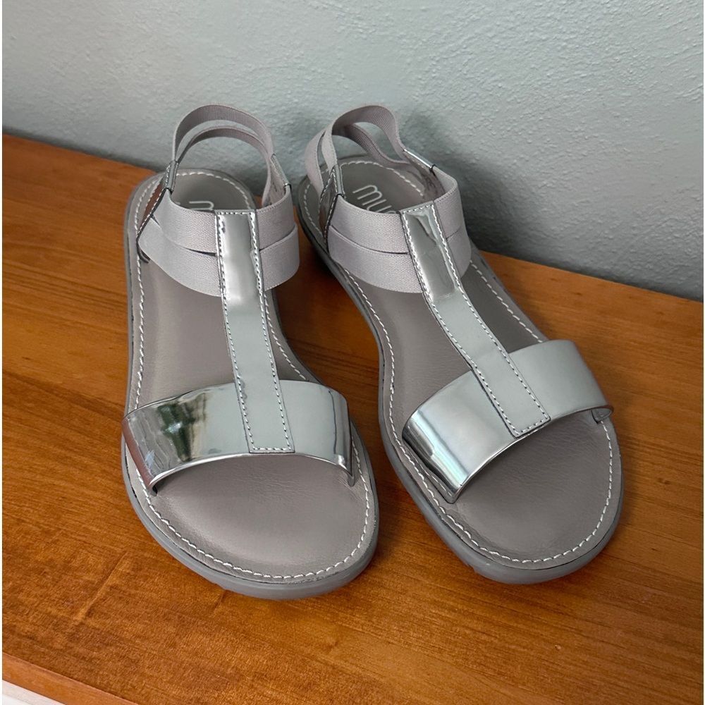 Women’s MUNRO silver leather flat sandals Size 7